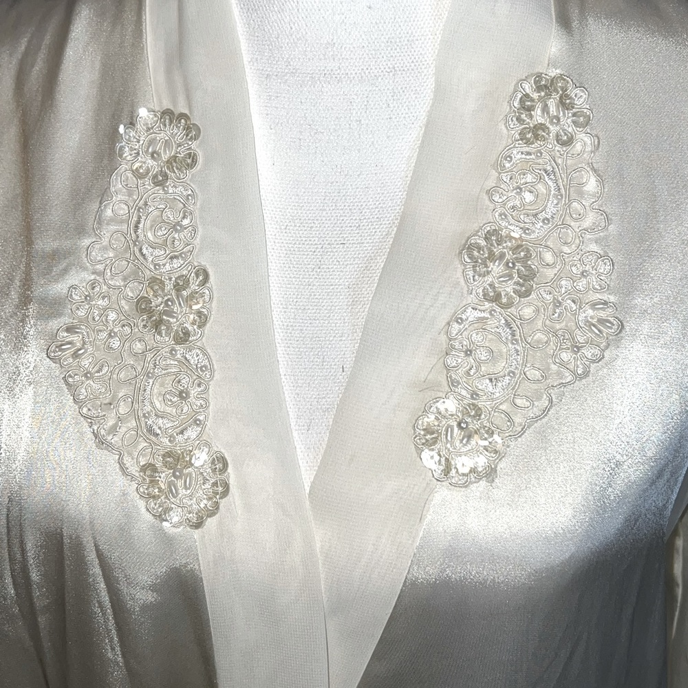 **SOLD ON MARKETPLACE ❤️Cato silky robe with appliqués on chest - Picture 6 of 9